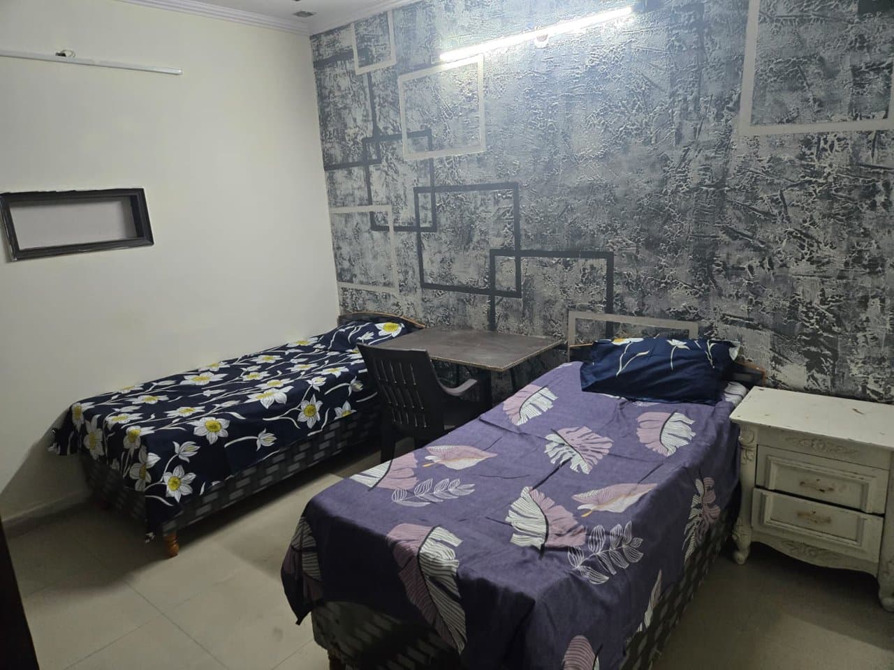 Twin-bed room with study space